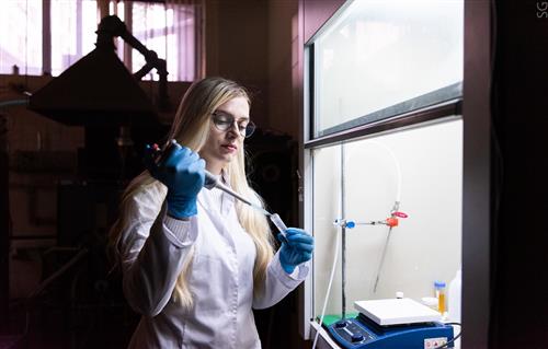 علماء روس يبتكرون مكونات نانوية هجينة تزيد من فعالية المضادات الحيوية