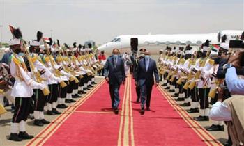   الرئيس الإريترى يصل السودان لبحث أزمة سد النهضة