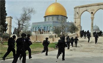   إصابة 10 فلسطينيين إثر اعتداء قوات الاحتلال على مصلى المسجد الأقصى