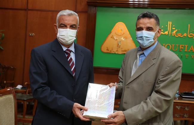 رئيس جامعة المنوفية يكرم أمين عام جامعة مدينة السادات الجديد