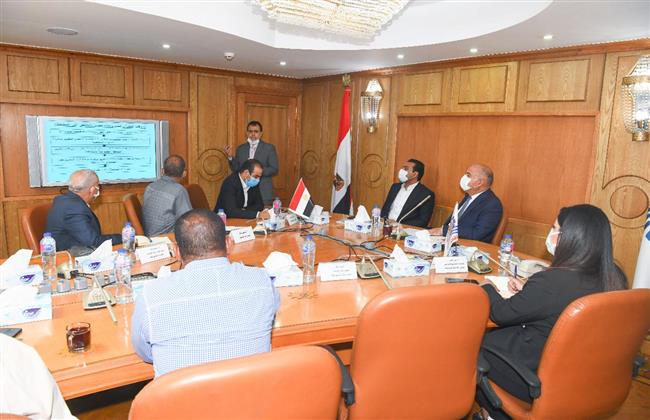 «الداودى» يناقش خطة تطوير المناطق غير المخططة بقنا