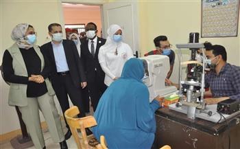 نائب محافظ الوادي الجديد تتفقد أعمال قافلة الهلال الأحمر بقرية صنعاء بالخارجة 