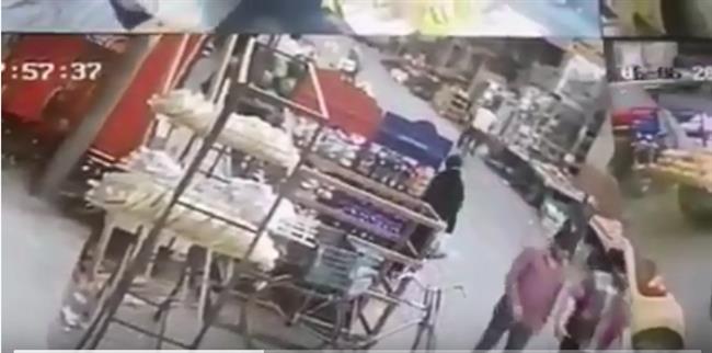 شاهد| موت الفجأة.. وفاة شاب أثناء قيادة دراجتة فى أسيوط