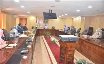 وضع حلول جذرية لاستيعاب الأطفال المتقدمين لرياض الأطفال بمدارس أسيوط