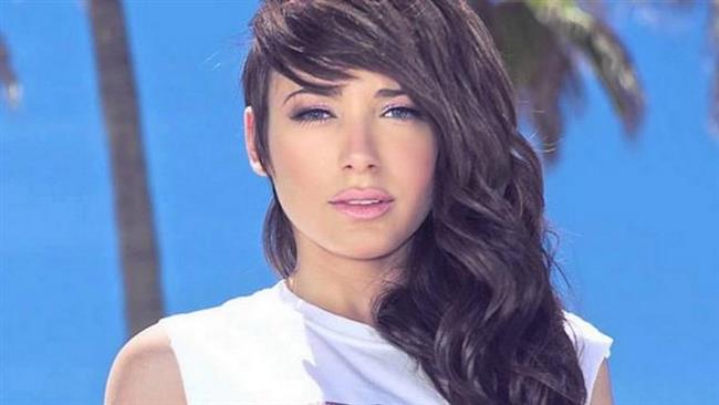 «يا حلوة» ديو جديد يجمع بين ساندى وكارل ولف 