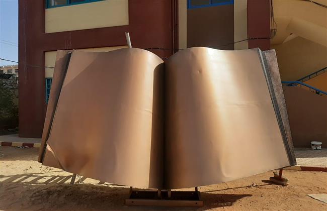 بالصور.. تركيب  أول «مجسم حديد للكتاب» بأحد ميادين أسيوط