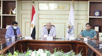 محافظ بني سويف يلتقي صحفيين لمناقشة الموضوعات التي تشغل الرأي العام