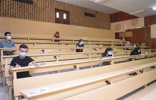  1463 طالبا بصيدلة سوهاج يواصلون تأدية امتحانات الترم الثانى  