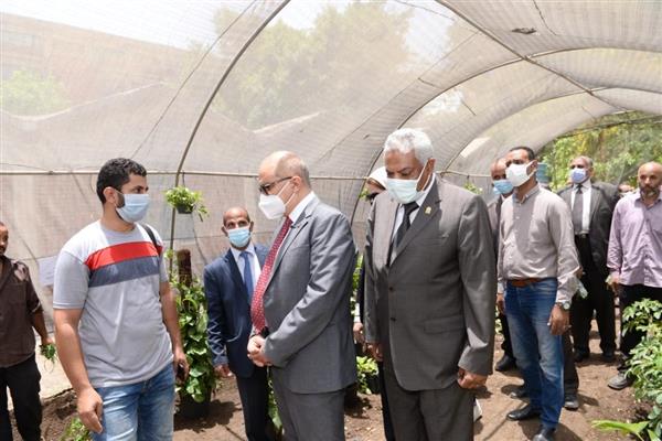 رئيس جامعة أسيوط يتفقد الصوبة العلمية لإنتاج نباتات الزينة