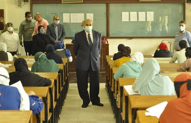 رئيس جامعة المنيا يتابع تطبيق الإجراءات الاحترازية خلال امتحانات نهاية العام 