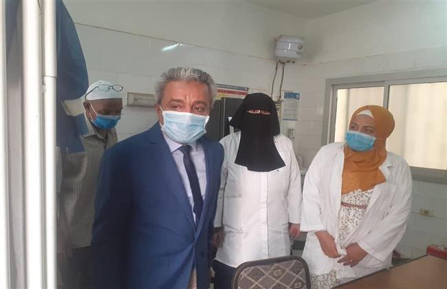 وكيل صحة قنا يطمئن على توافر لقاح كورونا 