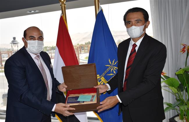 محافظ أسوان يستقبل السفير الإندونيسي