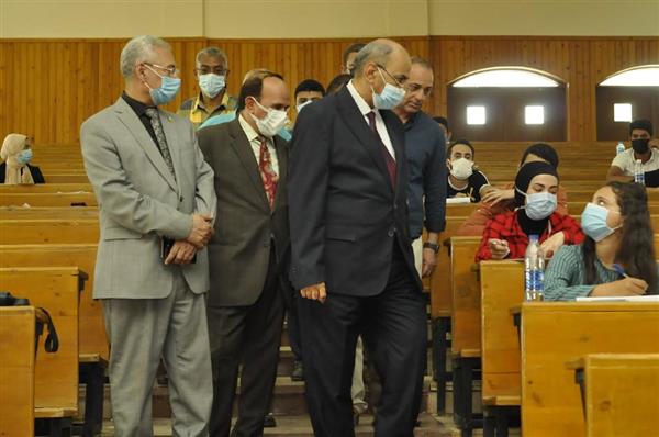 جولة تفقدية لرئيس جامعة المنيا لامتحانات الفترة المسائية بـ«لجان الآداب»