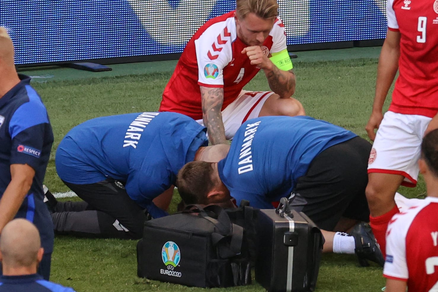 أول ظهور للدنماركى إريكسن بعد سقوطه فى مباراة الدنمارك وفنلندا