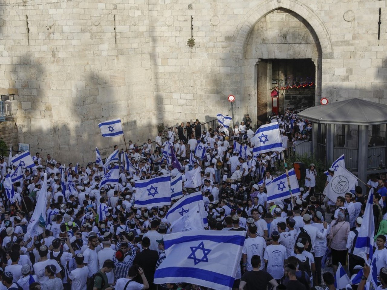 الاحتلال ينشر ألفى رجل أمن إسرائيلى لتأمين مسيرة الأعلام
