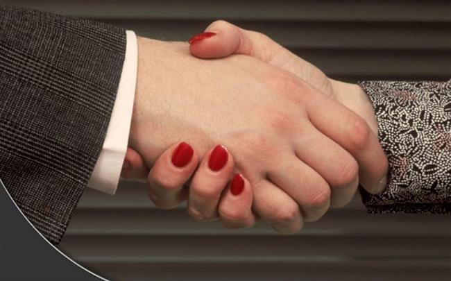 هل مصافحة الرجل للمرأة الأجنبية باليد تنقض الوضوء؟ الإفتاء تجيب
