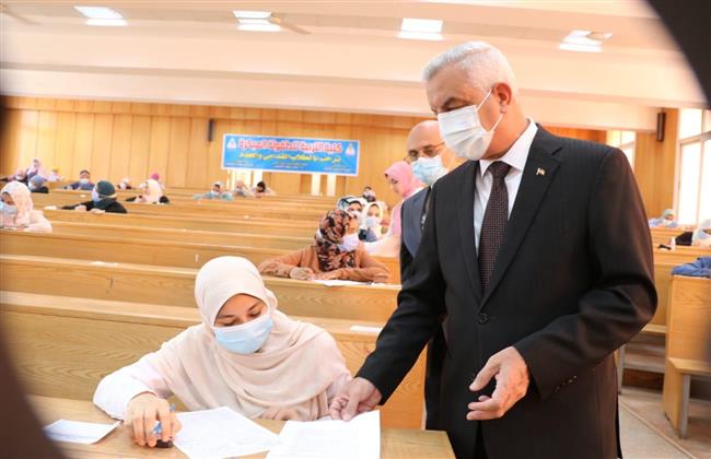 رئيس جامعة المنوفية يتابع الامتحانات 