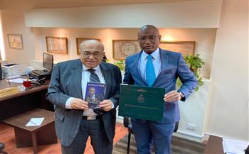   سفير غينيا يهدى مكتبة الإسكندرية كتاب رؤية لأفريقيا  هدية رئيس غينيا للمكتبة 
