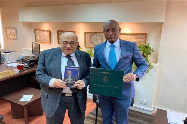 سفير غينيا يهدى مكتبة الإسكندرية كتاب رؤية لأفريقيا  هدية رئيس غينيا للمكتبة