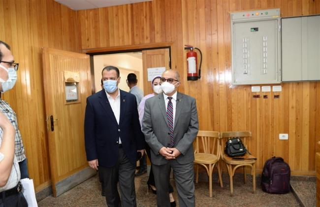 رئيس جامعة أسيوط يطمئن على تطبيق الأجراءات الأحترازية بأمتحانات الطب البيطرى