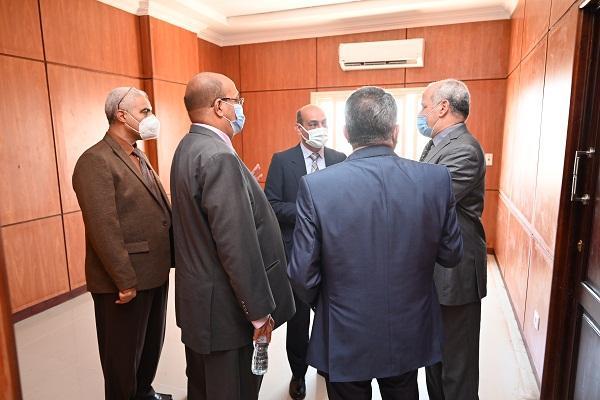 رئيس جامعة الفيوم يستقبل لجنة تقييم ومراجعة الإمكانات المادية والبشرية لكلية الألسن