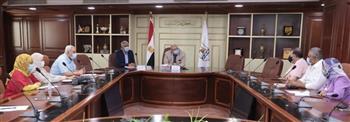 محافظ بني سويف يناقش الموقف التنفيذي لمشروع الصرف الصحي لقرية صفط العرفا