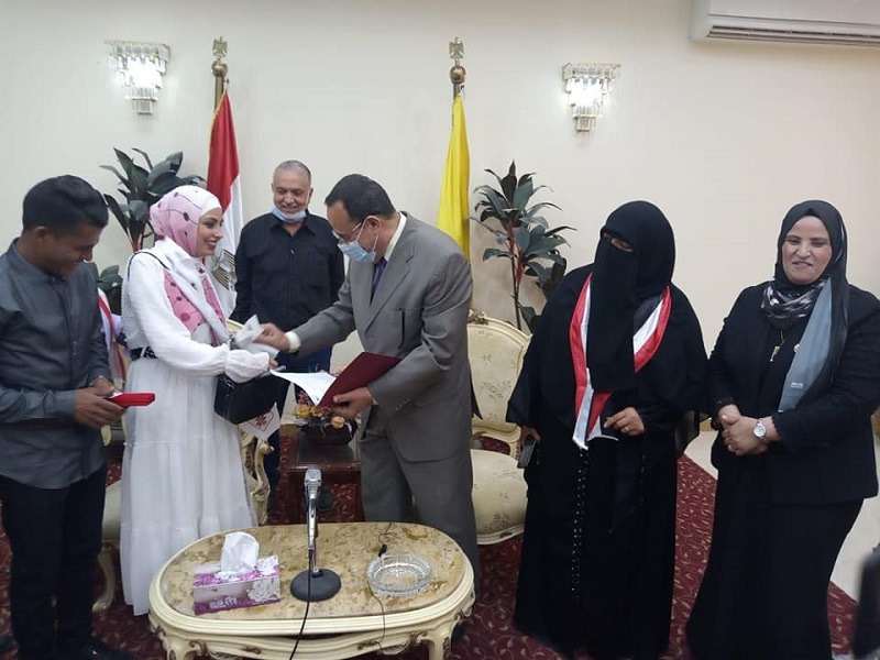 بالصور..محافظ شمال سيناء يسلم هدية الرئيس لـ « سيدة ميزار»