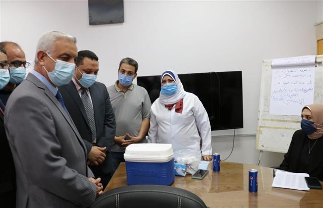 رئيس جامعة المنوفية يتفقد سير العمل بمقر الفرق المتنقلة لتلقى لقاح كورونا 