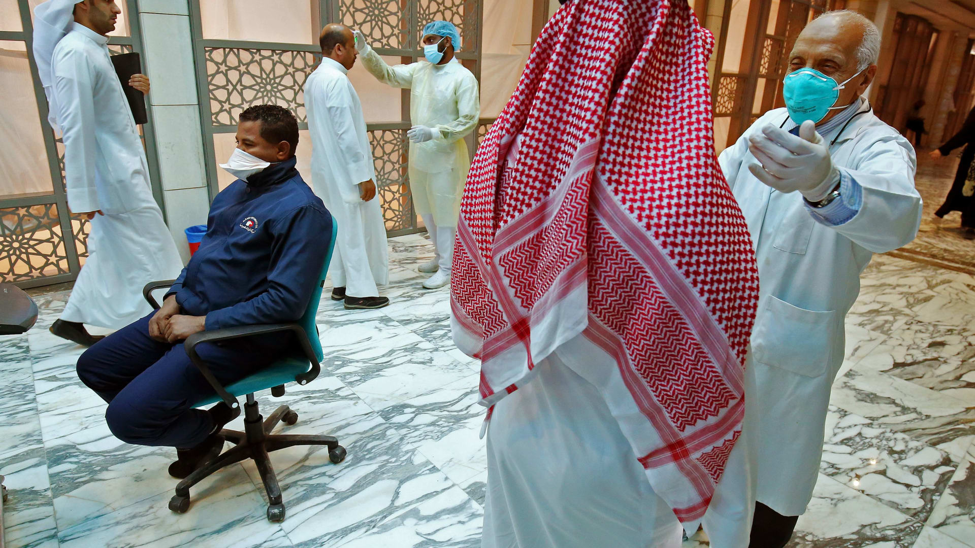 الوزراء الكويتي: منع المواطنين من السفر ما لم يتلقوا جرعتين من لقاح كورونا