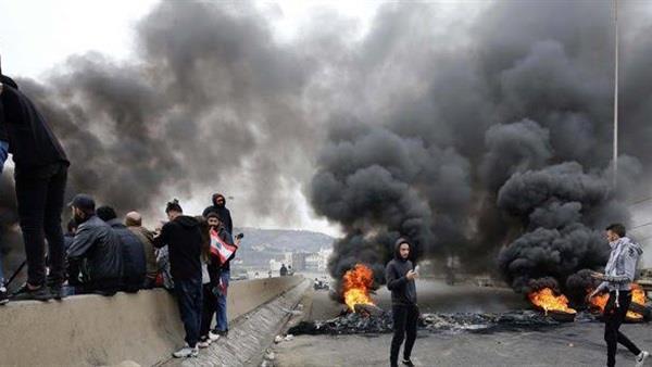 محتجون يقطعون الطرق في عدد من المناطق اللبنانية​