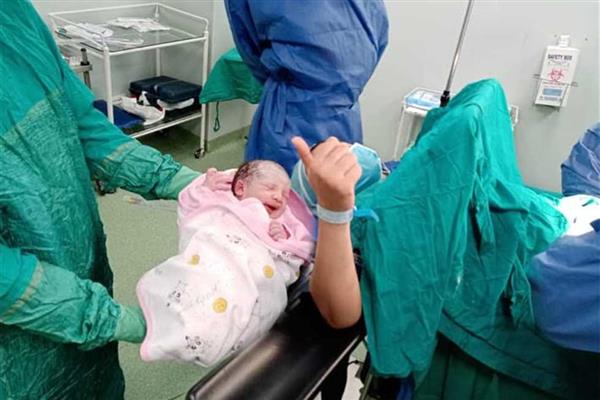أول مريضة كورونا تضع مولودها بمستشفى العزل بمطروح