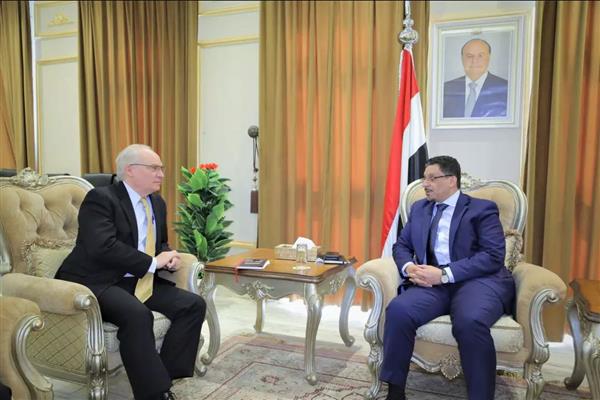 وزير الخارجية اليمنى يبحث مع المبعوث الأمريكي مستجدات عملية السلام