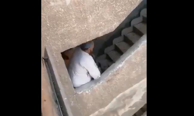 شاهد.. جزار يضرب جارته بوحشية أمام أطفالها