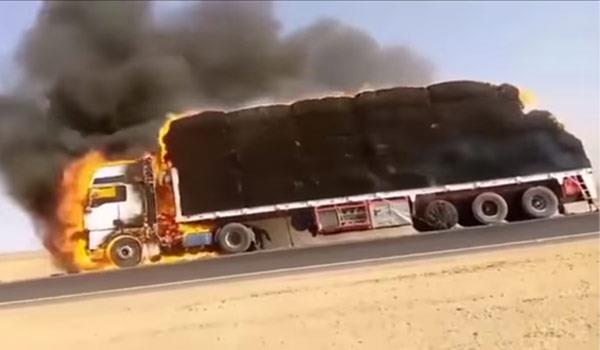 شاهد .. لحظة تفحم تريلة بالطريق الصحراوي 