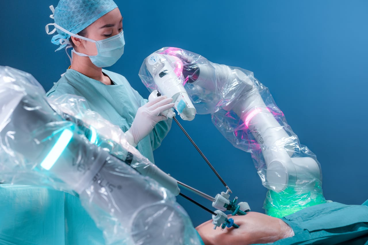 جامعة عين شمس تطبق الجراحة الروبوتية بمستشفياتها الجامعية
