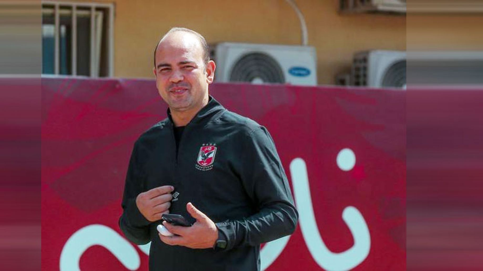 أبو عبلة ومسؤول الكاف يرفضون نزول لاعبي الأهلي لاستكمال عمليات الإحماء