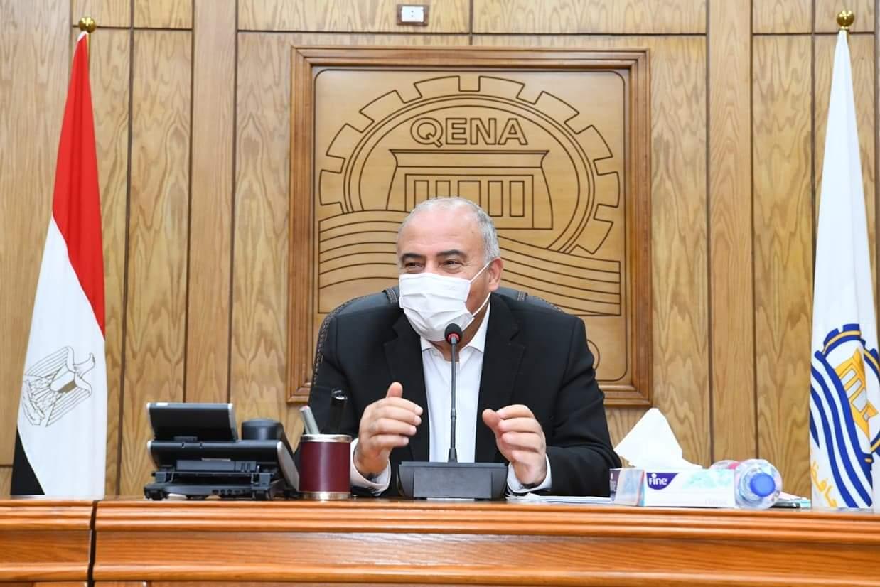 محافظ قنا يبحث آليات تنفيذ مبادرة تحسين "النظافة والبيئة"