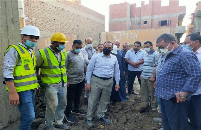 نائب محافظ المنيا يتابع مشروعات الصرف الصحي بمركز العدوة ويلتقي بالأهالي