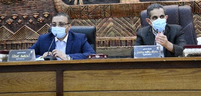 محافظ الغربية يعقد اجتماعين لمتابعة تنفيذ مشروعات الرصف وتطوير  العشوائيات