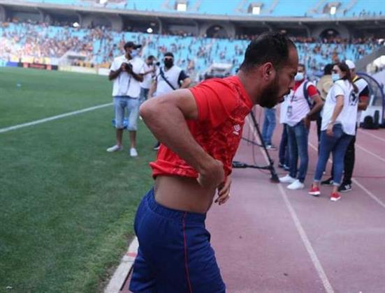  لاعبو الأهلي يغادرون ملعب حمادي العقربي بعد تعرضهم للاختناق
