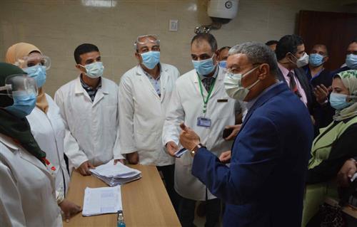 محافظ المنيا يتفقد مستشفى ديرمواس المركزي ويتابع مركز تلقى اللقاح