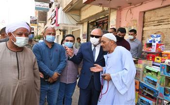 محافظ قنا يستمع لشكاوى المواطنين ويتابع أسعار السلع