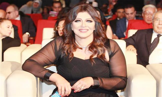 هالة صدقي تسبح مع الدلافين في شرم الشيخ