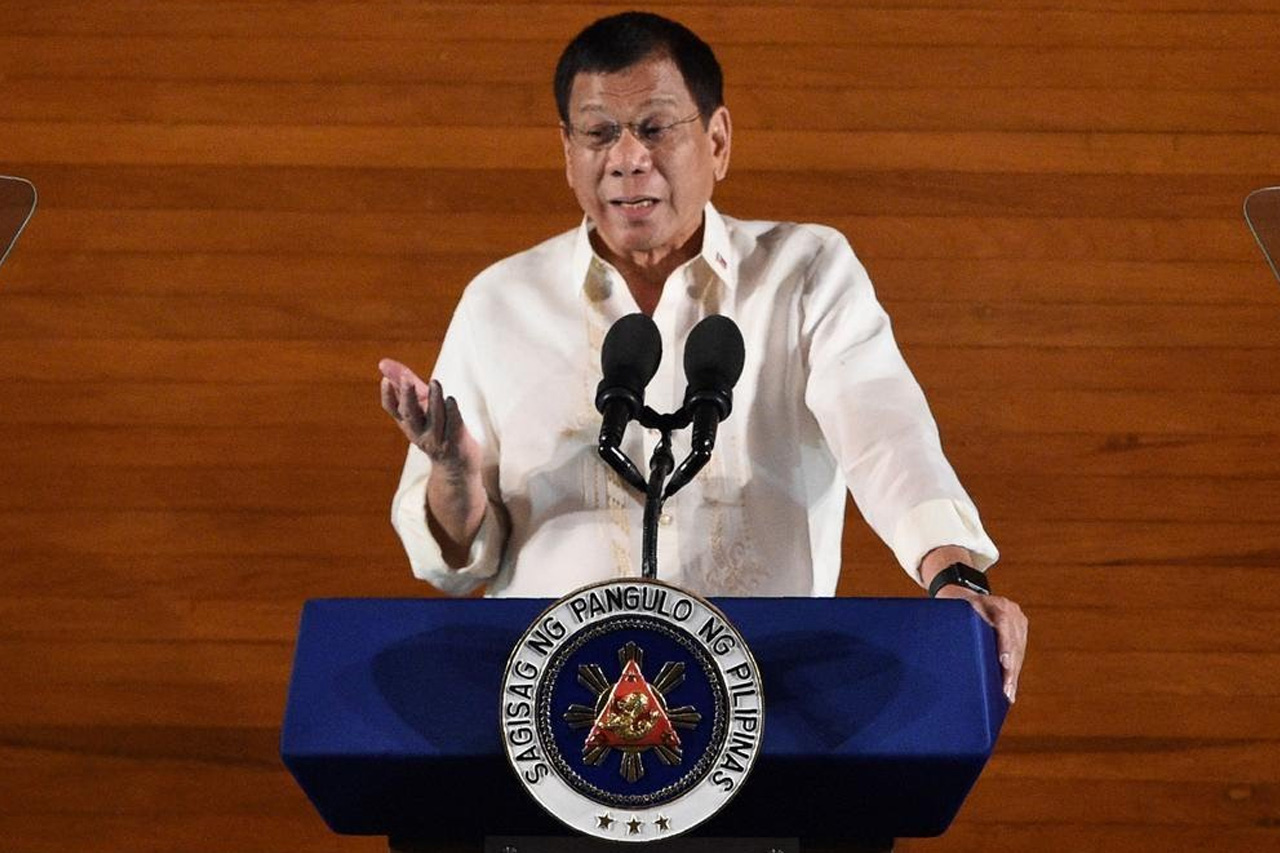رئيس الفلبين يهدد من يرفضون التطعيم ضد كورونا بالسجن