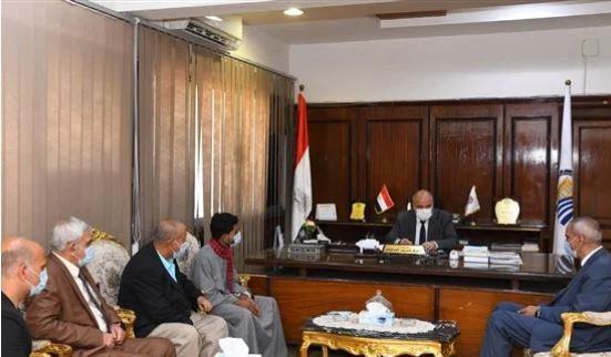 محافظ قنا يلتقى خطيب إحدى الفتيات اليتيمات بدار للأيتام بنجع حمادى