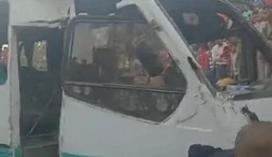 اصطدام قطار بسيارة ميكروباص في حلوان 