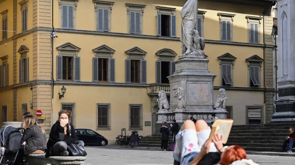 إيطاليا تقرر وقف إلزامية ارتداء الكمامات