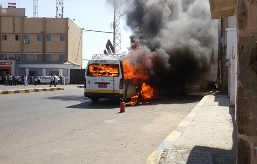 النيران تلتهم سيارة ميكروباص بالطريق الدولي بالإسكندرية