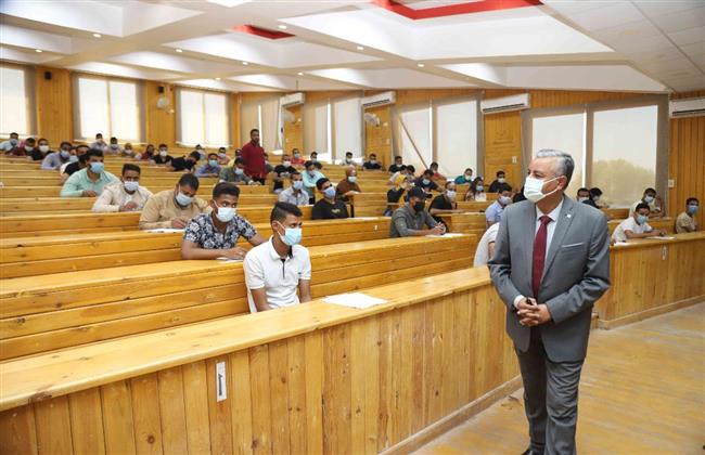 12105 طالب وطالبة يؤدون الامتحان بجامعة جنوب الوادي