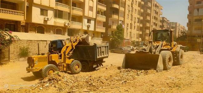 رفع ٥٠٠ طن مخلفات من أراضى فضاء بمنطقة ك بهضبة الأهرام